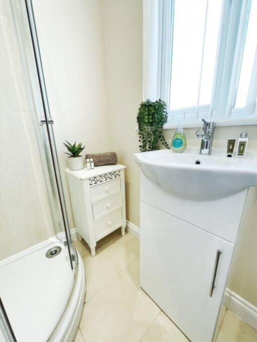 5 Bedroom, Sleeps 9 - Base To Explore Liverpool And Beyond ليفربول المظهر الخارجي الصورة